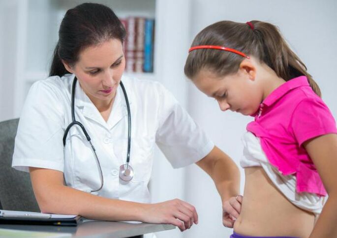 Un bambino con sospetto di un'invasione elmintica a un appuntamento medico